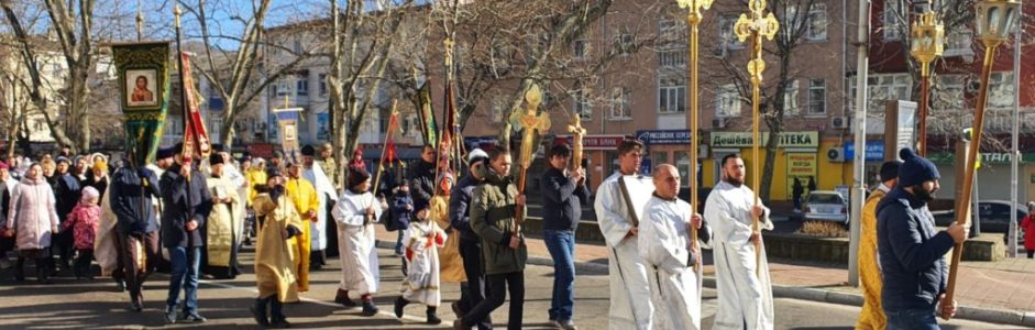 В Туапсе совершили крестный ход в день Крещения Господня